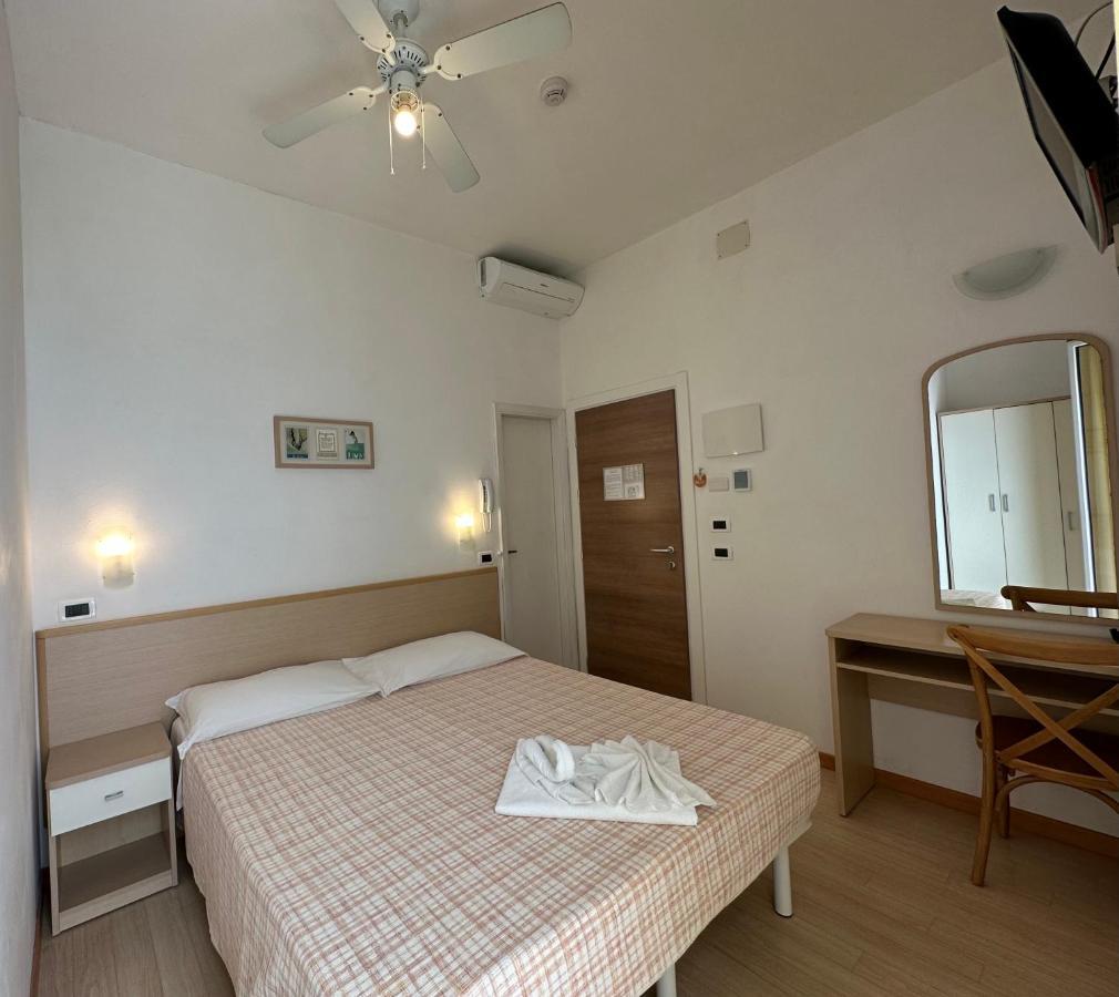 Hotel Haarlem Rimini Esterno foto